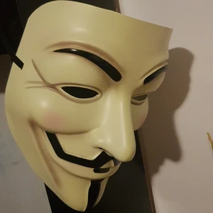 Anonymous mask - Bra skick, det är en mask som man kan ha på sig, jag använde den bara för halloween. Passar dig om du är från 14-18