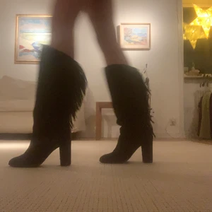 Stövlar skor fransar mocka - Kollar intresset på mina klackar från zara med fransar skit snygga men använder inte så mycket! Storlek 38, jag har dock 37 och har använt sula!❤️ domsaga är dom lite smutsiga på fram och klack, därför priset