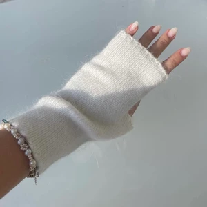 Alvii vantar💕 - Skitsnygga vita Alvii vantar som är slutsålda på deras hemsida. Skönt material!💕💕199+frakt 💕skriv för fler bilder! Helt nya, aldrig använda! Säljer eftersom jag beställde fel färg!  