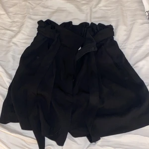 Shorts strl 32 - Ett par svarta shorts, dem har ett snöre runt midjan, dragkedja också. Det är bra kvalitet på tyget. Använda förut, skicka ett DM om du vill se hur de sitter på. 