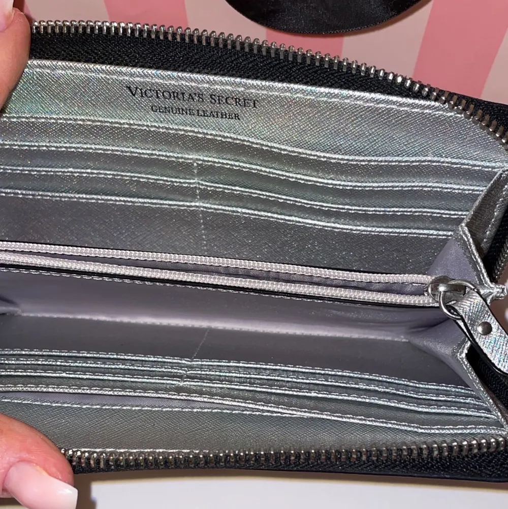 Oanvänd plånbok från Victoria secret. Otroligt fin och får plats med alla kort💕 Köpt för 1259. Väskor.