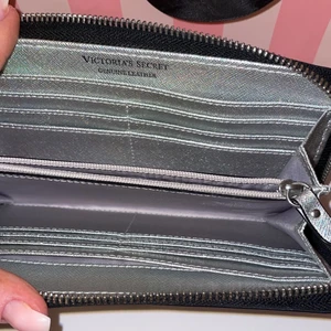 victoria secret plånbok - Oanvänd plånbok från Victoria secret. Otroligt fin och får plats med alla kort💕 Köpt för 1259