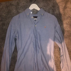 Morris skjorta - En snygg Morris skjorta i storlek S som jag tyvärr växt ur. Skjortan är inköpt från NK i Göteborg för 1000kr och är använd fåtal gånger och är i bra skick! Mitt pris är 300kr:) hör av dig vid frågor