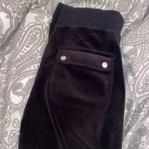 Svarta juicy couture byxor i storlek xs i bra skick säljer för 700 och kunden står för frakten 