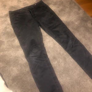 Dondup Jeans - Ett par Dondup jeans som införskaffades för några månader sedan men som jag inte längre använder. Storleken är 32 och nypriset låg på ca 2000kr. Dock så har jag lyckats tappa en knapp men som inte syns när man har på sig byxorna, annars är byxorna i bra skick och mitt pris är 299kr! Hör av dig vid frågor 