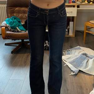 Super snygga jeans. Är insydda i midjan för att passa mina mått bättre men går enkelt att sprätta upp. Jag är 163cm och de slutar precis vid ankeln. Köparen står för frakten 😇😇