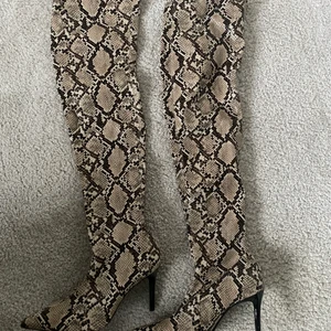 ”Krokodil” stövlar från mango - Krokodil liknande stövlar från mango i storlek 36