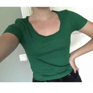 Grön t-shirt - Superfin croppad grön topp. 💚