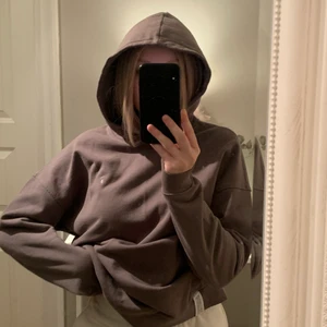 Hoodie - Intressekoll på denna fina hoodie från Ginatricot som jag bara använt en gång, så fin färg🤎🤎🤎 från deras kollektion ”Gina lab” i unisex, slutsåld i denna storlek