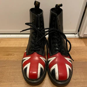 Dr Martens Union Jack - Nästan oanvända Dr Martens Union Jack med engelsk flagga.  Köpta runt 2014 men knappt blivit använda sen dess. 