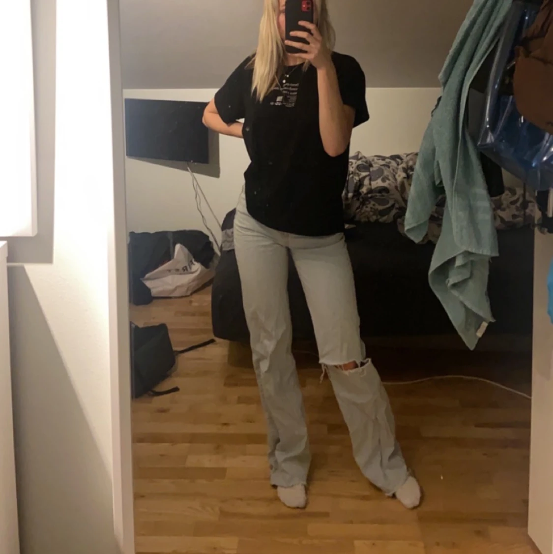 Ljusa jeans med slitning på ena benet  - 90