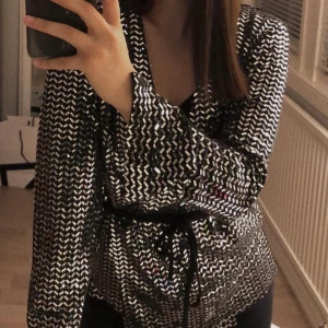 Glittrig kimono  - Använd 1 gång. Storlek xs men passar även som s. 