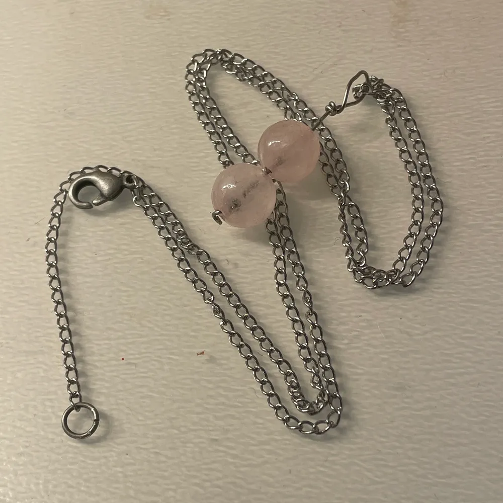 Halsband men två stora rosenkvarts-pärlor (kedjan ingår, den är av rostfritt stål)💓✨🕯. Accessoarer.