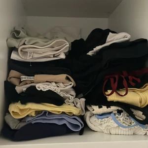 Kläder  - Säljer massa söta toppar de mesta är stl xxs-xs man kan få i paket pris eller i styck skriv om ni är intresserade