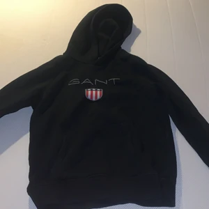 Gant hooide  - Hej det här är en ny Gant hooide skick 9/10 och bara provat ny pris 650kr typ och säljer för 250kr den är för killar och tjejer