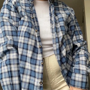 Tröja  - Säljer denna fina fyrkantiga tröjan, Väldigt bekväm. 