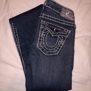 Super snygga true religion jeans i storlek 26. I väldigt gott skick. Köpare står för frakt!