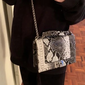 Väska - Snygg väska som kan användas både som crossbody och över axeln. Använd 1 gång🤎  stor plats för förvaring