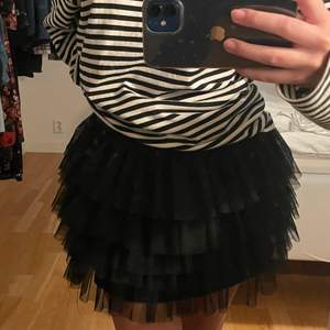 Världens snyggaste kjol från zara!!!! Passar till så mycket och perfekt till sommaren och vintern. Endast använd två gånger så i perfekt skick💘💘(det blir budgivning om många är intresserade)