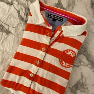 Tommy hilfiger pikétröja  - Röd/vit randig piké från Tommy hilfiger. Är i storlek medium men skulle säga att den passar en xs/s bättre!⭐️