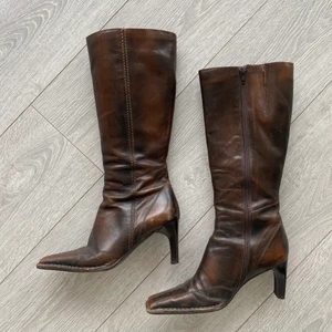 Boots - Säljer ett par boots, köpta second hand men i fint skick, strl 37. Älskar!! Men har tyvärr inte plats för dem. Köpare står för frakt🤠🕺🏼