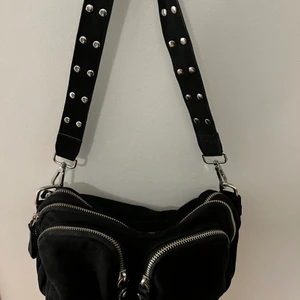 Väska - Så fin och rymlig väska som passar till allt! Köpt för något år sedan men är i bra skick utan några slags defekter. Pris kan diskuteras vid snabb affär. Frakt tillkommer 💕✨