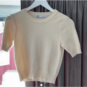 Tröja - Jättefin tröja köpt på Plick❤️❤️ byter gärna mot ngt annat. BUD 210!!!! Förlåt om jag inte svarar det är så många som skrivit men jag försöker svara alla❤️❤️