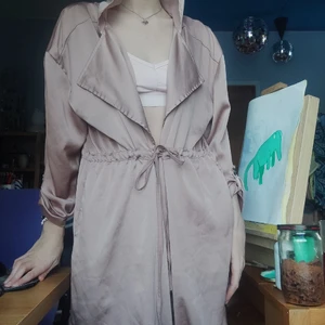Kimono morgonrock silkig - Mjukt tyg som nästa rinner på en. Luva, fickor, snörning, vad mer behövs? Ärmarna kan släppas ner. S-L