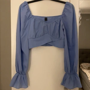 Ljusblå topp - En ljusblå topp som jag köpte ifrån shein för ca 1 månad sedan, men insåg att jag aldrig använder den så därför har jag valt att sälja den nu. I storlek M men passar perfekt för en storlek S. 