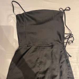 Elegant klänning  - Siden material, dragkedja i ryggen