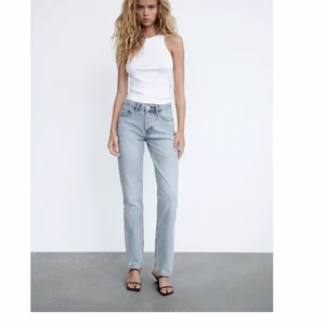 Zara Jeans - Säljer helt oanvända jeans från zara som jag aldrig har använt därmed har kvar prislappar. Storlek 38 men skulle även kunna passa om man brukar ha 36/38. Sitter jätte snyggt på🥰