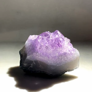 Lila bergskristall💜💜 - Lila bergskristall⛰💜 Den lila berskristallen ger dig mod att våga det där lilla extra. En sten som hjälper oss att nå överflödet i livet. Stärker vår tanke att kunna se klart, istället för att leva i stress och oro.💜