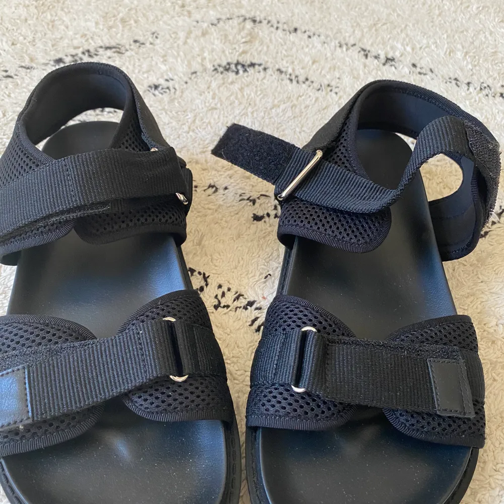 Ett par jättefina sandaler från Monki i storlek 39. Använda en gång, säljer pga att de är försmå! Passar perfekt till sommaren . Skor.