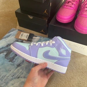 Jordan 1, Supreme och dunk - Jordan 1 mid purple aqua (första bilden) storlek 38.5, pris 1799 men tar bud från 1399 Nike dunk high ambush fuschia (andra bilden) storlek 42.5, bin 2399 bud från 2199. Jordan 1 low arctic punch (sista bilden) storlekar 37,5 och 39 säljs för 1699 men bud från 1399 alla är helt nya, äkta och kommer med kvitto, skriv om du är intresserad av något och kan skicka fler bilder, möts i Stockholm eller så kan jag frakta på min bekostnad! Jag har även en Supreme TnF tröja i medium som jag kan släppa för bra pris!