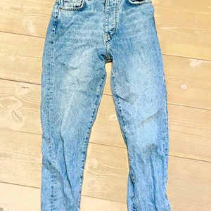 mom jeans - Superfina momjeans från Bikbok i storlek XS. ganska korta så passar om du är mellan 160-165 cm lång. använt bara 2 gånger. nypris 400kr