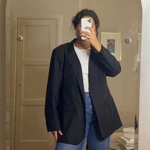 Oversize kavaj från Nelly  - Skickas endast -köparen står för frakt.  För referens är min längd 174 cm. Kavajen är oversize