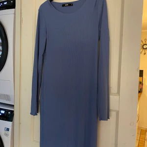 Klänning blå lång  - Superfin stretchig klänning från BikBok. Blå färg syns inte riktigt på kameran. 