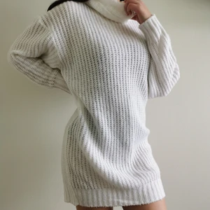 Höst klänning strl 34/36 - Vit stickad Turtleneck klänning. Väldigt varm, utmärkt till hösten. Köpt på Boohoo och aldrig använt. 