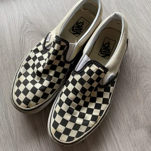Vans  - Säljer mina rutiga vans i storlek 40. Ganska väl använda 💕