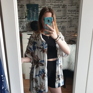Oversized skjorta - Köpte denna sommriga skjorta på Beyond retro förra året🌷 super snygg men har tyvärr inte kommit till användning så mycket🥰