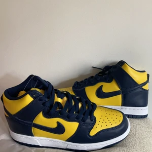 Nike Dunk Hi Sp - Helt oanvända Nike Dunk High Sp i Varsity Maize/Midnight Navy 