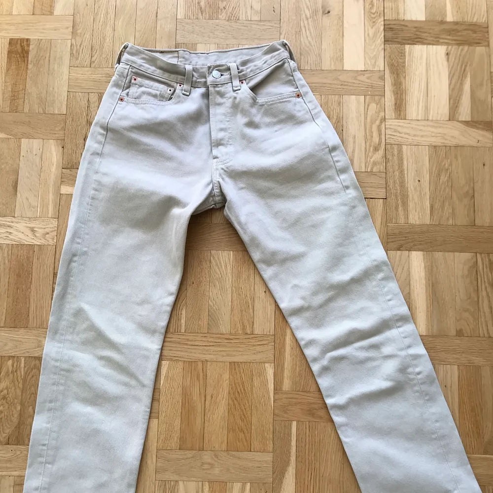 Levis jeans 501 strl W 27 L 32. Färg: Vit/creme. Köpta på A-Ö i Stockholm. Aldrig använda. Med måttband får jag det till ca 66-67 i midja. Jag är vanligtvis en 34 i storlek, 166 cm lång. Och 27 i jeans. Frakt tillkommer. . Jeans & Byxor.