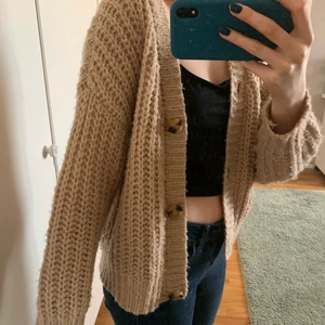 Kofta  - Stickad kofta från NA-KD, storlek xxs men passar storlek xs-m då den är oversized🌟