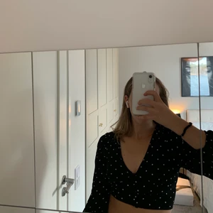 Prickig topp - Supergullig topp/blus i prickigt mönster, använd 2 gånger💞💞