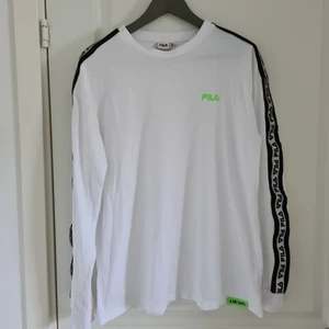 Fila tröja - Fila tröja i T-shirt material från Junkyard. Reflex längs armarna. Storlek S. Köparen står för frakt🥰