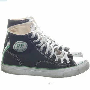 SNEAKERS - Jättesnygga sneakers i converse-liknande modell. Bekväma och sköna att gå i. Storlek 41 1/2 men jag skulle säga att de är som en 40. Fraktas endast. Fraktkostnad är 69kr. Skriv för frågor🤍