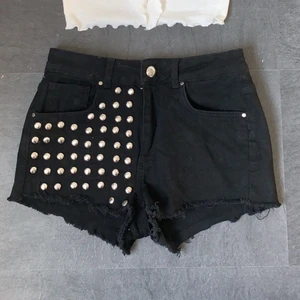 Jeansshorts med nitar - Jeansshorts med nitar. Skulle säga att den är liten i storlek