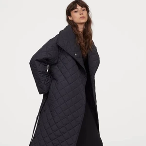 Svart quiltad kappa från HM - Fungerar för både vår och höst💞