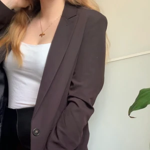 Blazer från ASOS strl 36 svart - Skitsnygg blazer strl 36 från ASOS, köpt på Sellpy men inte använd då jag köpte flera. Nyskick! Köpt för 180 säljer för 125. Köpre står för frakt. Skriv privat för fler bilder eller fraktinfo! 