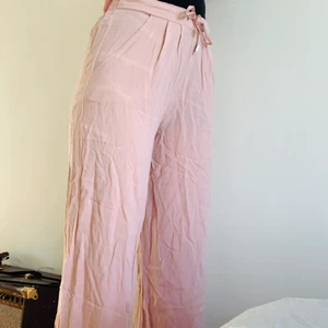 Vida rosa byxor - Superfina gammelrosa vida luftiga byxor. Superbra för våren och sommaren. Lite skrynkliga på bilden men i bra skick annars